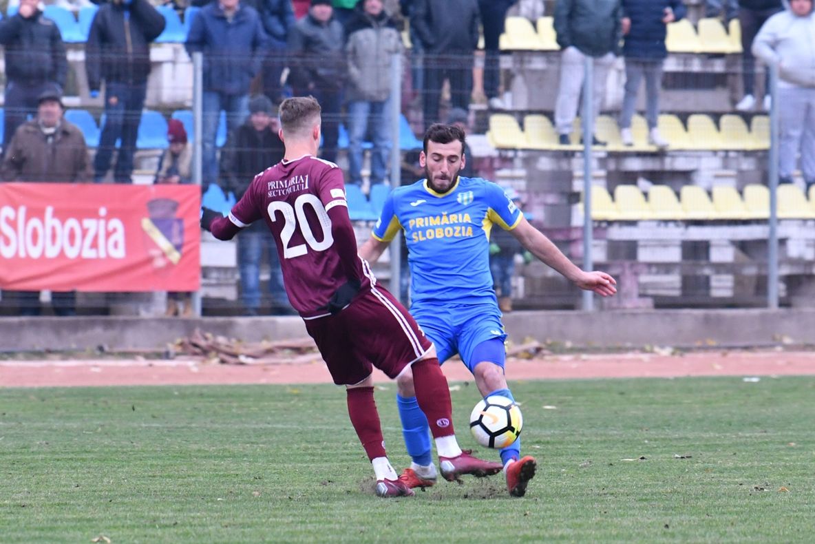 Rapid câştigă în stil italian şi se distanţează în fruntea clasamentului