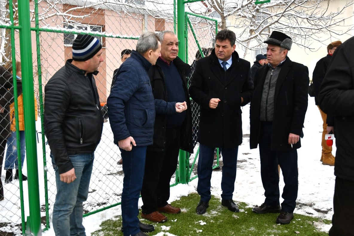 Inflaţie de politicieni locali la inaugurarea unui banal teren sintetic şcolar în comuna Jilavele