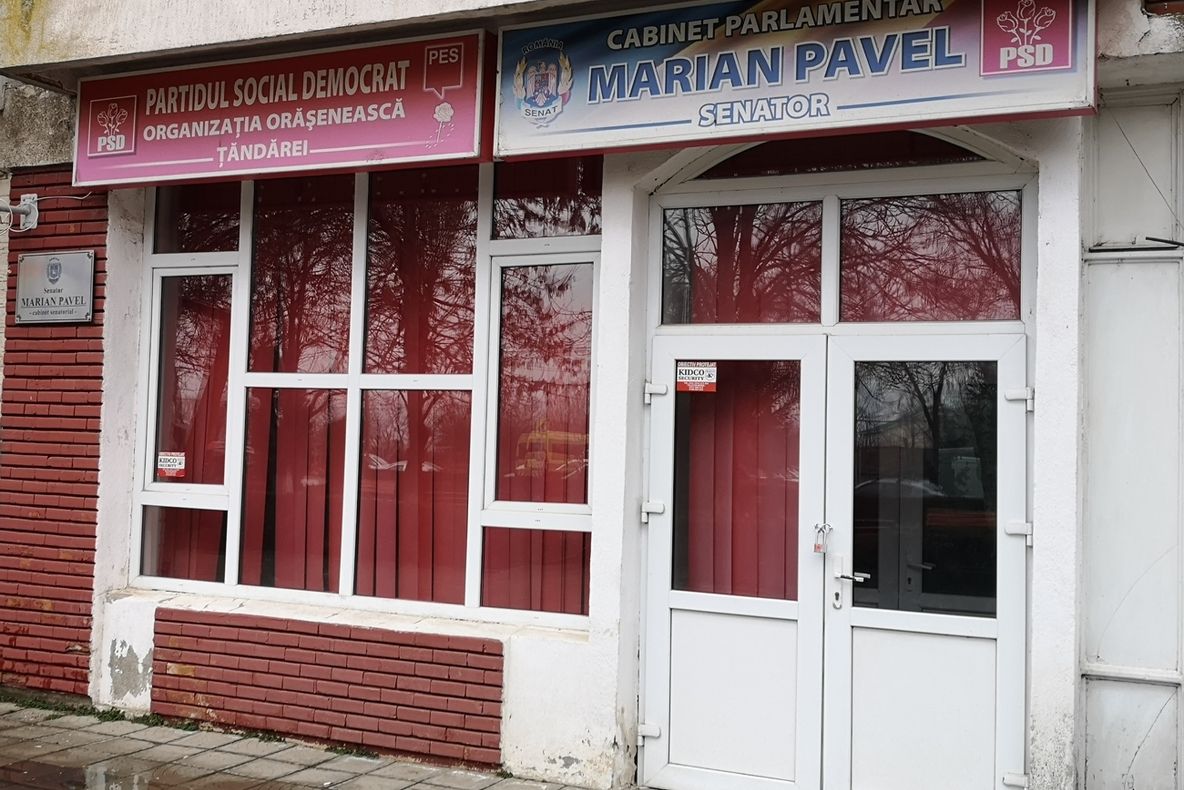 Sediul PSD Ţăndărei blocat cu un lacăt pentru o datorie strânsă în şase luni