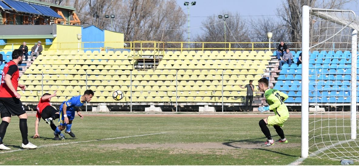 Unirea Slobozia câştigă la scor de neprezentare deşi a jucat trei sferturi de meci cu un om în minus