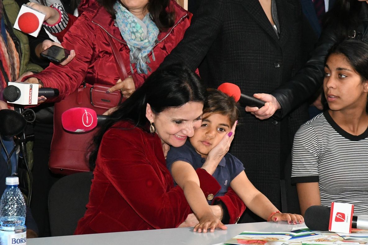 Sorina Pintea a venit să le vaccineze copiii deşi localnicii din Ţăndărei aşteptau să li se ofere „ceva”