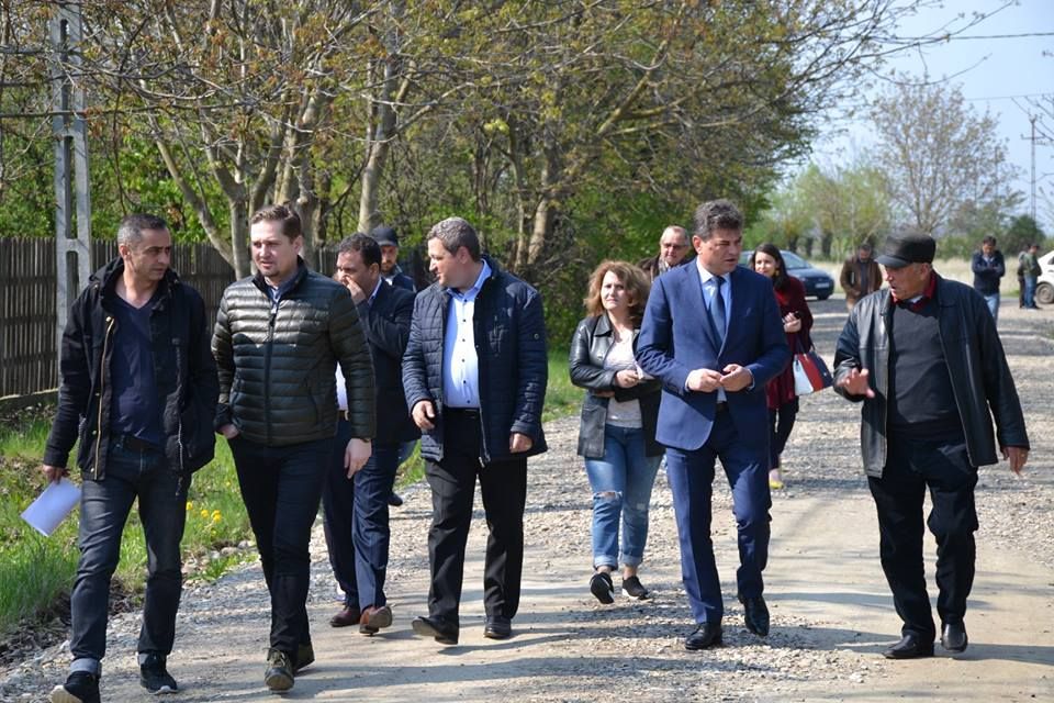 Victor Moraru, preşedintele Consiliului Judeţean, face trotuarul. Dar nu acum, ci de la anul!