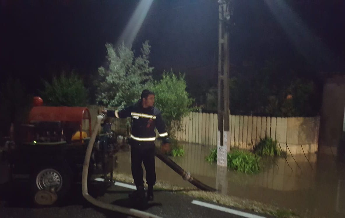 Peste 80 de locuințe și 165 de curți afectate de potop în Ialomița