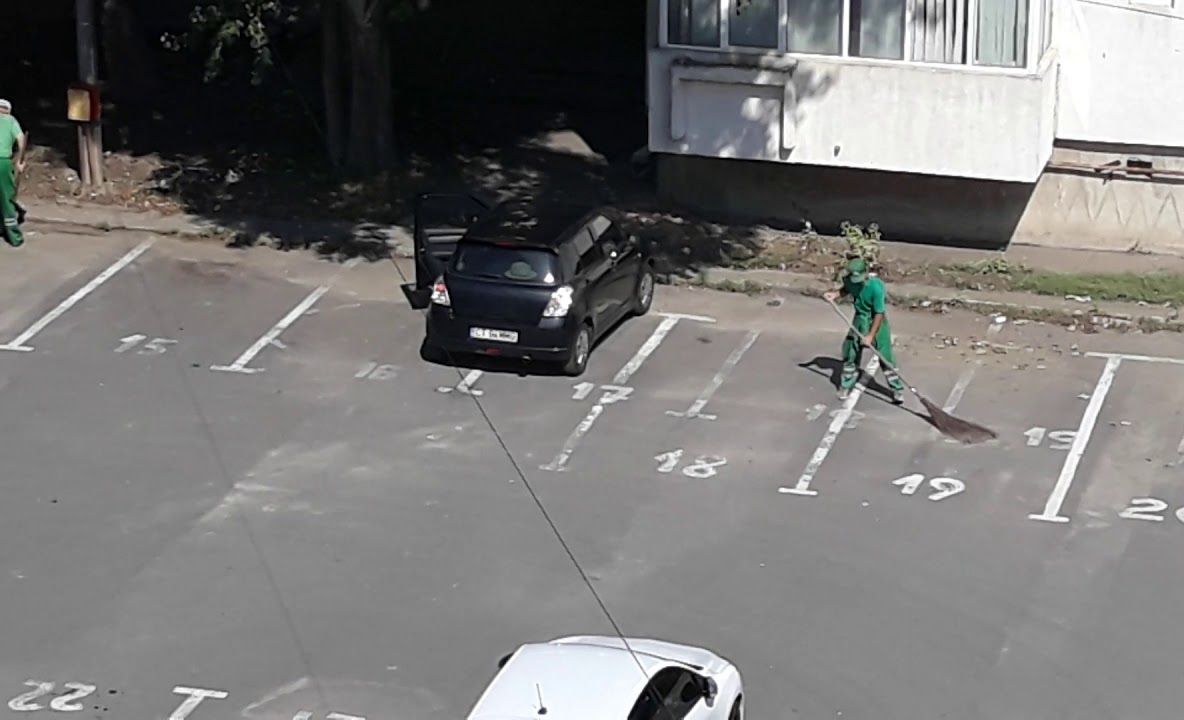 Consilierii PSD au majorat tarifele pentru măturatul stradal dar au respins măturatul nocturn