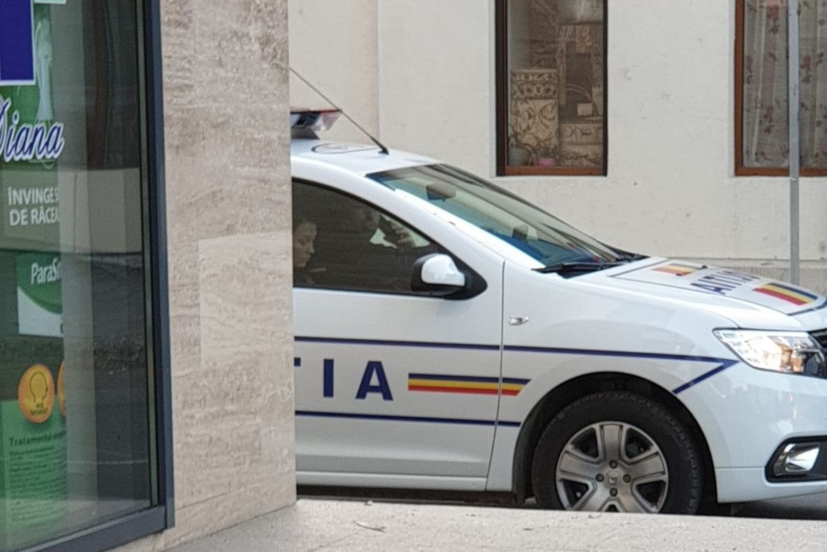 Polițiștii amenință cu amenzi dar sunt primii care vorbesc la telefon în timp ce sunt la volan