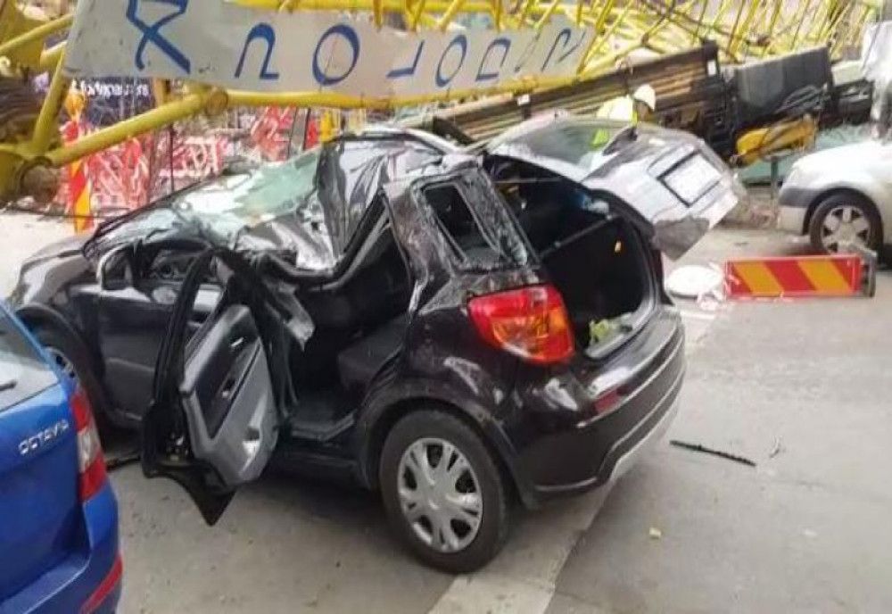 O macara a căzut peste o mașină, în București. Sunt 4 persoane grav rănite