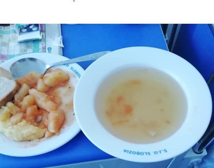 Apă fiartă cu urme de legume, hrana pentru pacienții spitalului din Slobozia