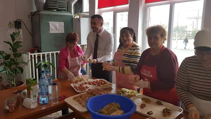 Galerie foto: Primarul Sloboziei împachetează 20.000 de sarmale pentru sărbătoarea de 1 Decembrie