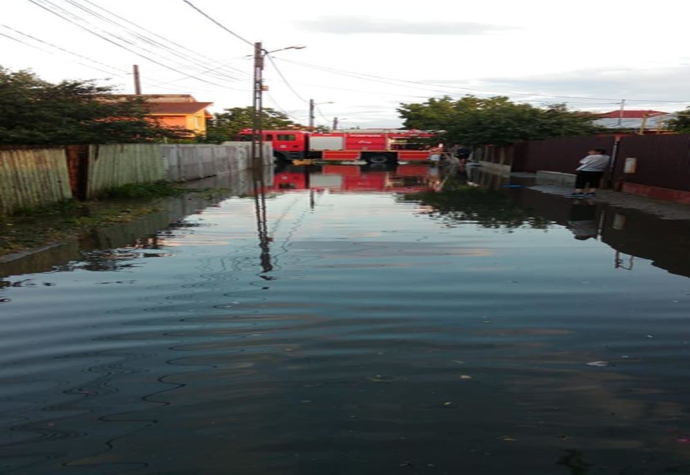 Zeci de gospodării inundate în Slobozia