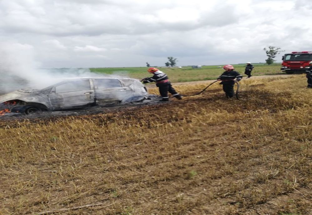 FOTO| Autoturism făcut scrum în urma unui scurtcircuit