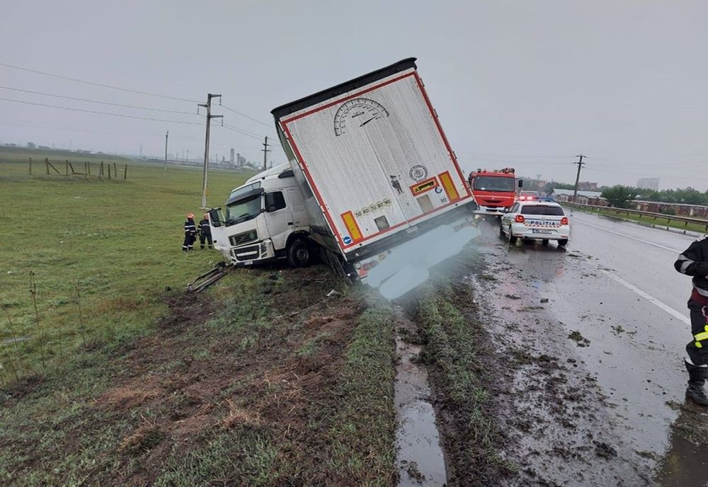 FOTO| Camion răsturnat pe DN 2