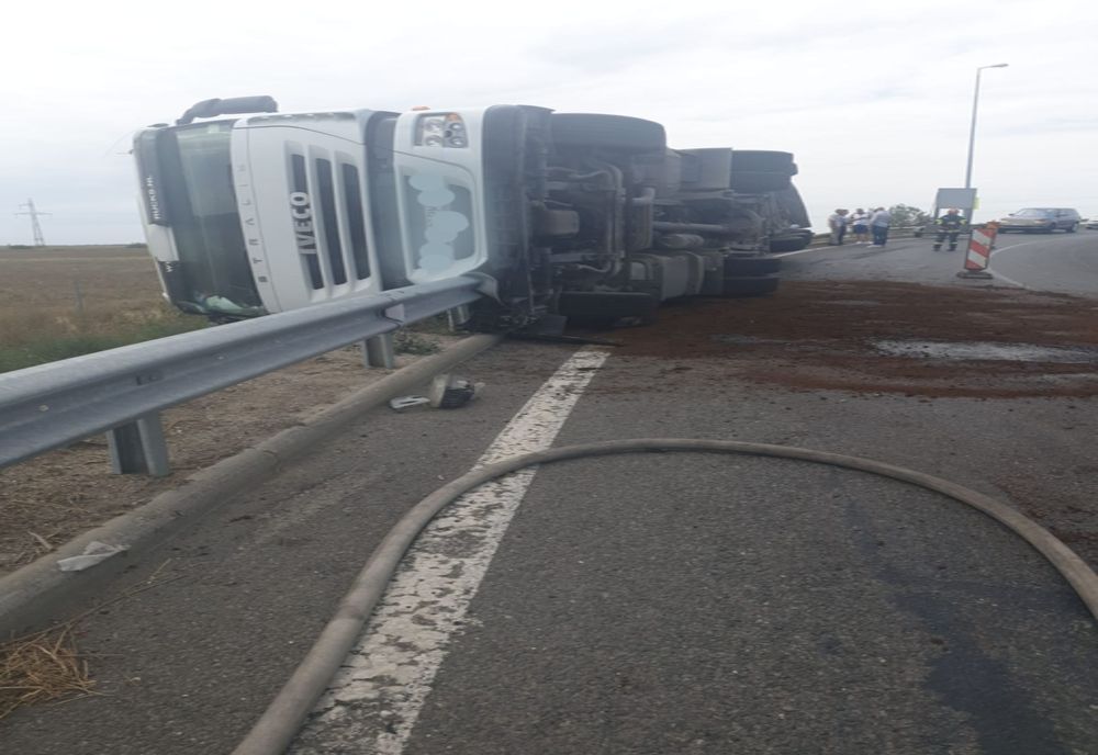 FOTO| Autotren încărcat cu baloți de lucernă, răsturnat la Fetești