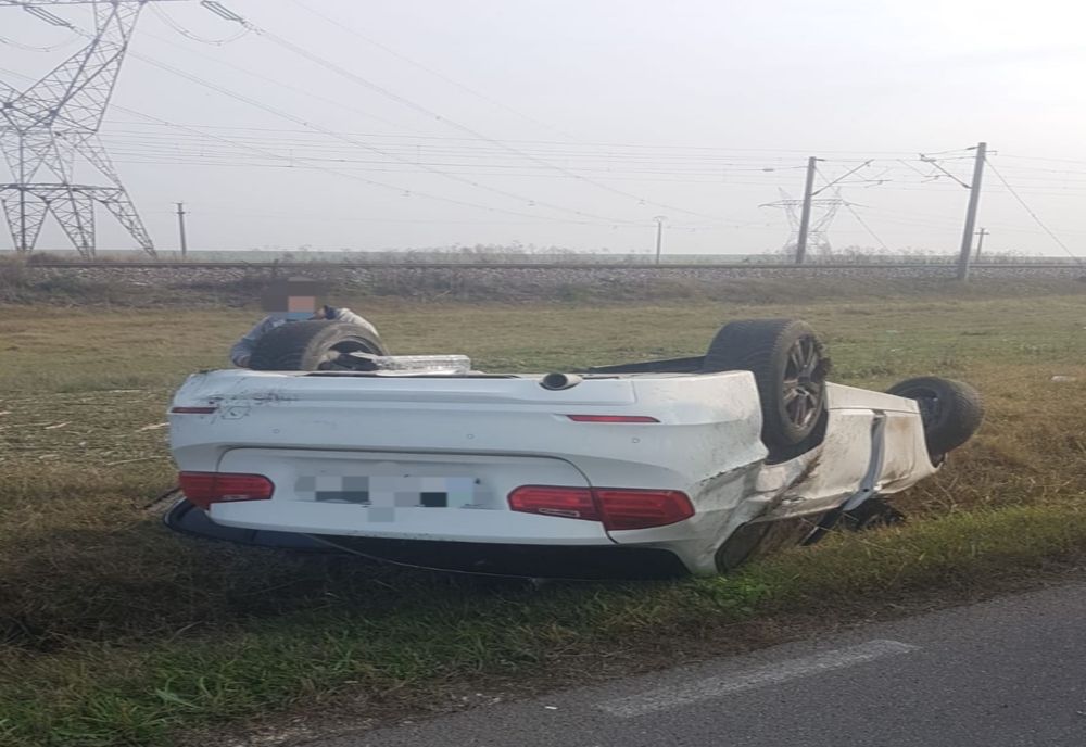FOTO| Două persoane au scăpat ca prin minune după ce s-au răsturnat cu mașina