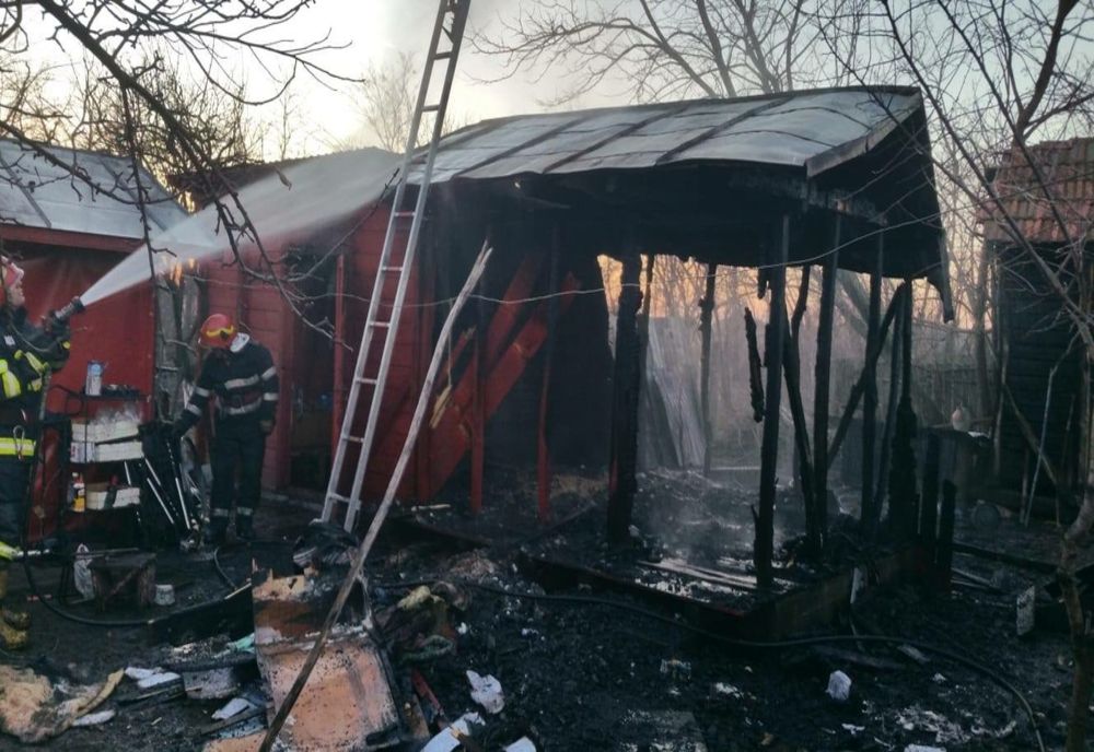 Incendiu pornit de la o lumânare uitată aprinsă