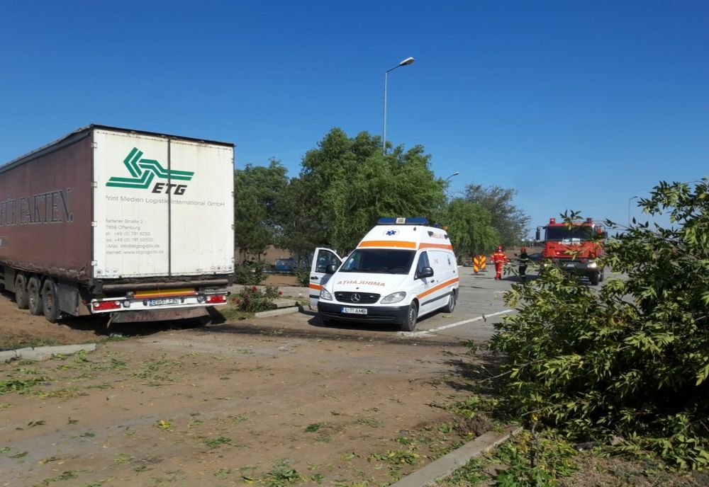 FOTO| TIR intrat în parapet pe Autostrada București – Constanța. O persoană rănită