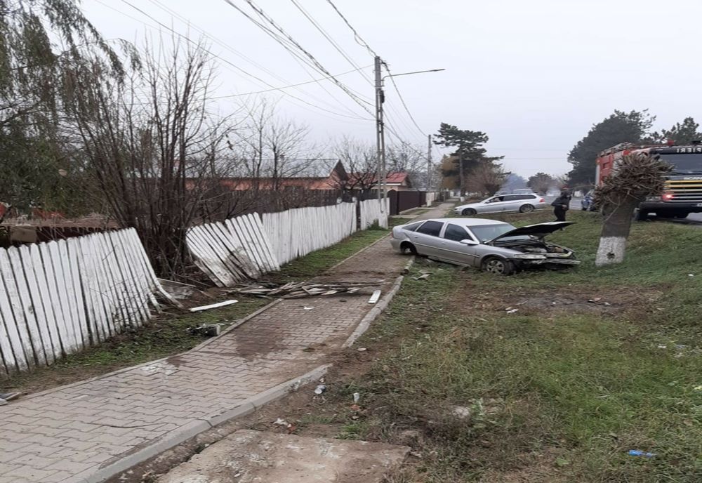 FOTO| A intrat cu mașina direct în gardul unei case, trecând printr-un șanț