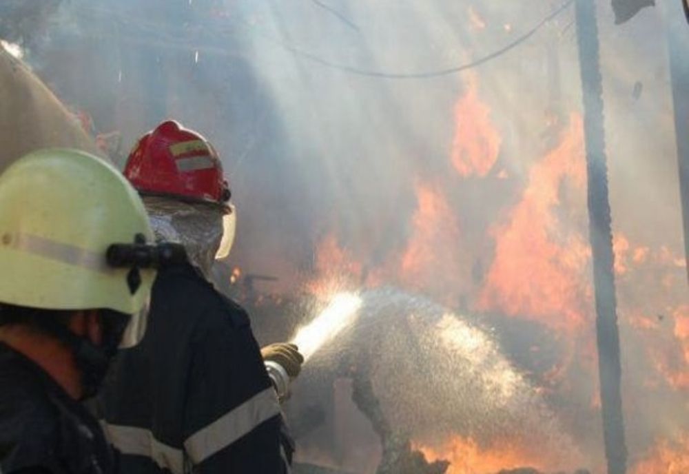 Incendiu puternic de la o lumânare uitată aprinsă