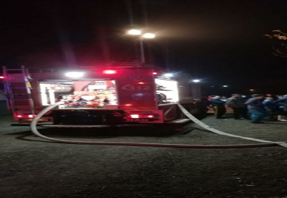 FOTO| Incendiu puternic la o casă. Proprietarii au suferit atacuri de panică