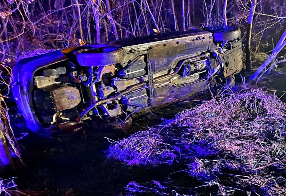 FOTO| Alcoolul face victime! S-au răsturnat cu mașina pe DJ 201A