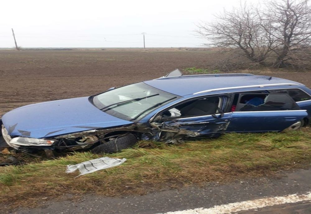 FOTO| Impact violent între două vehicule. Două persoane rănite