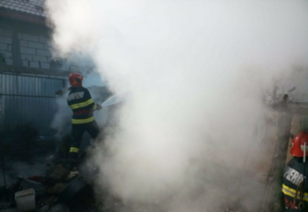 Bătrână de 89 de ani salvată în ultimul moment din casa cuprinsă de flăcări