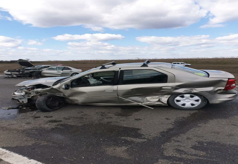 FOTO Trei persoane rănite în urma unui accident pe DN2. Trafic blocat