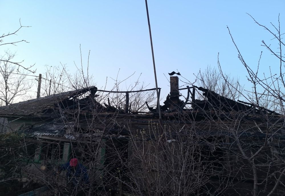 O bătrână a rămas fără acoperiş în urma unui incendiu