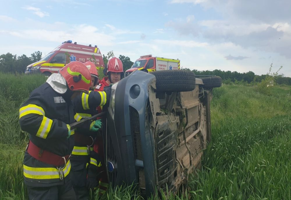 FOTO| Accident grav. Mașină răsturnată pe câmp