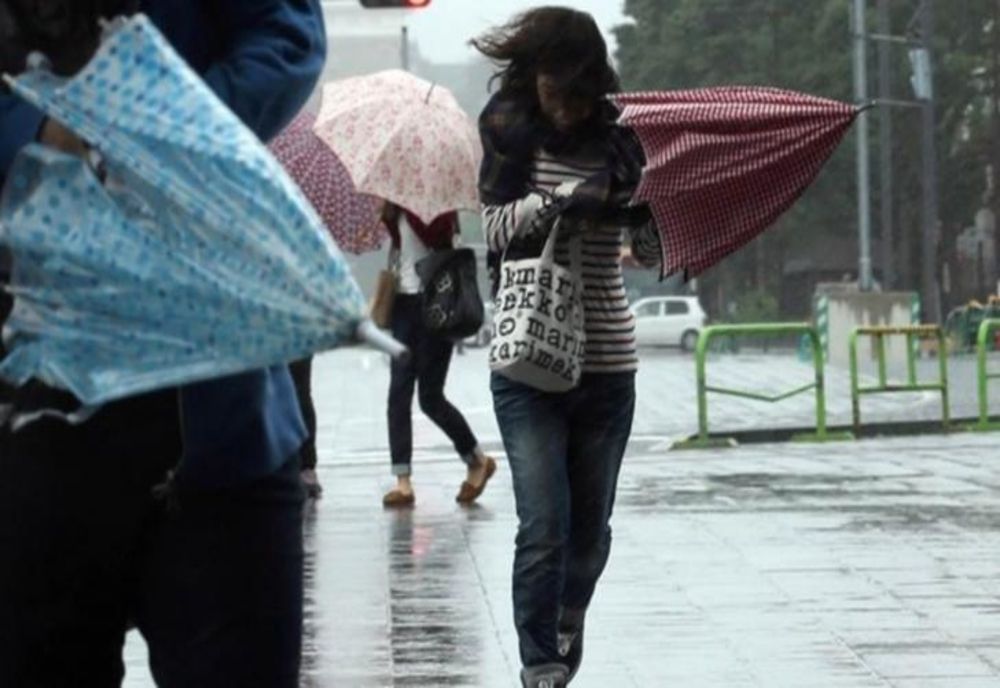 Cod galben şi cod portocaliu de instabilitate atmosferică şi intensificări ale vântului