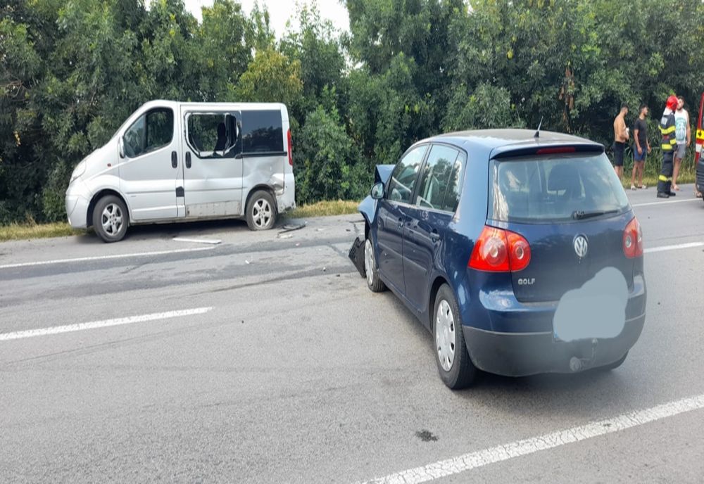 FOTO Accident pe DN2. O familie a ajuns la spital