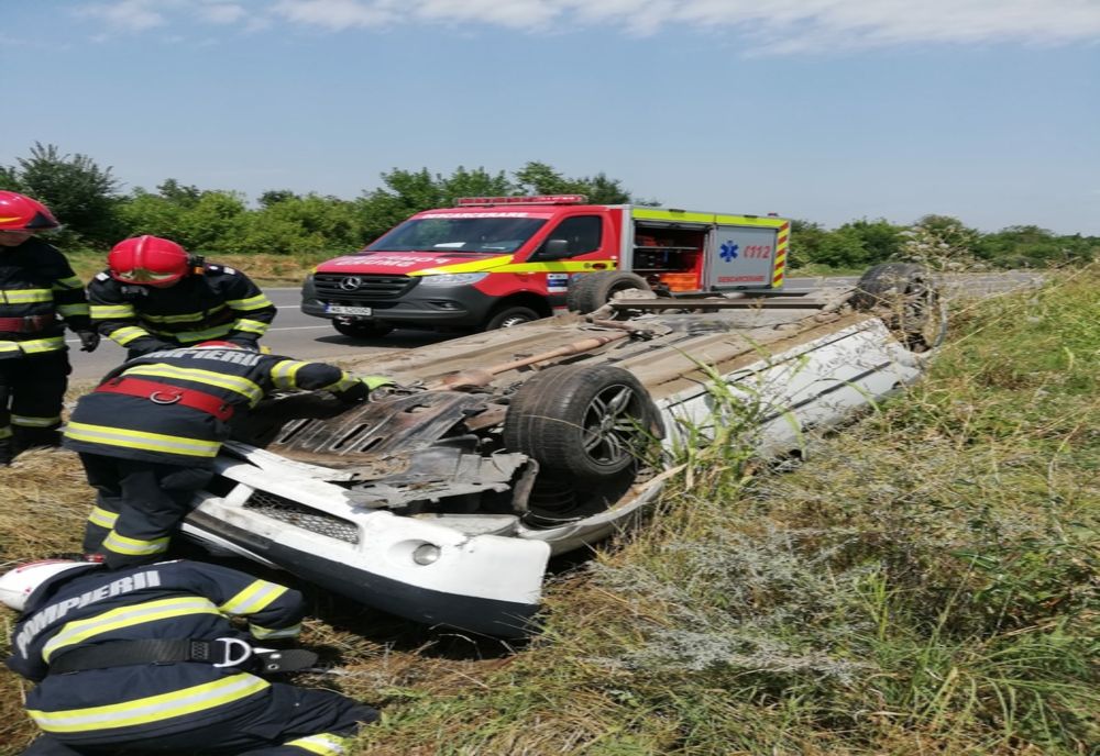 FOTO Mașină răsturnată, cinci persoane rănite