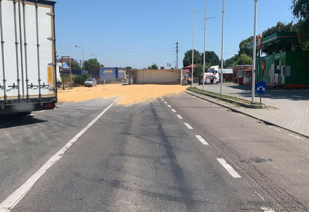Trafic blocat pe DN1B. Cereale împrăștiate pe șosea
