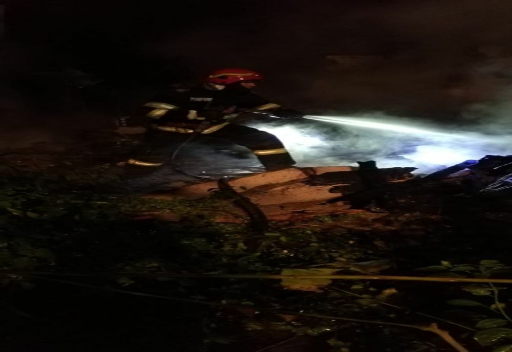 FOTO Casă cuprinsă de flăcări. Proprietaul a suferit arsuri