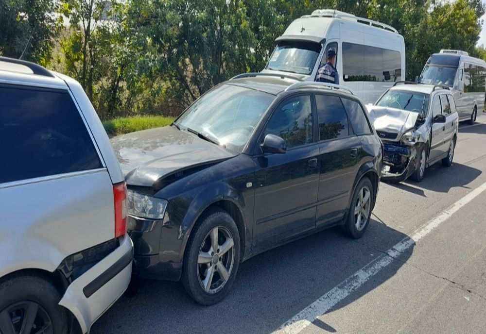 FOTO Carambol cu patru mașini. Două persoane la spital 