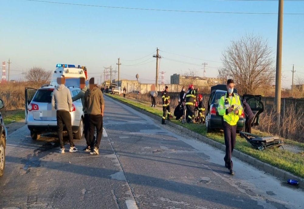 FOTO Impact violent între două autoturisme, două persoane la spital