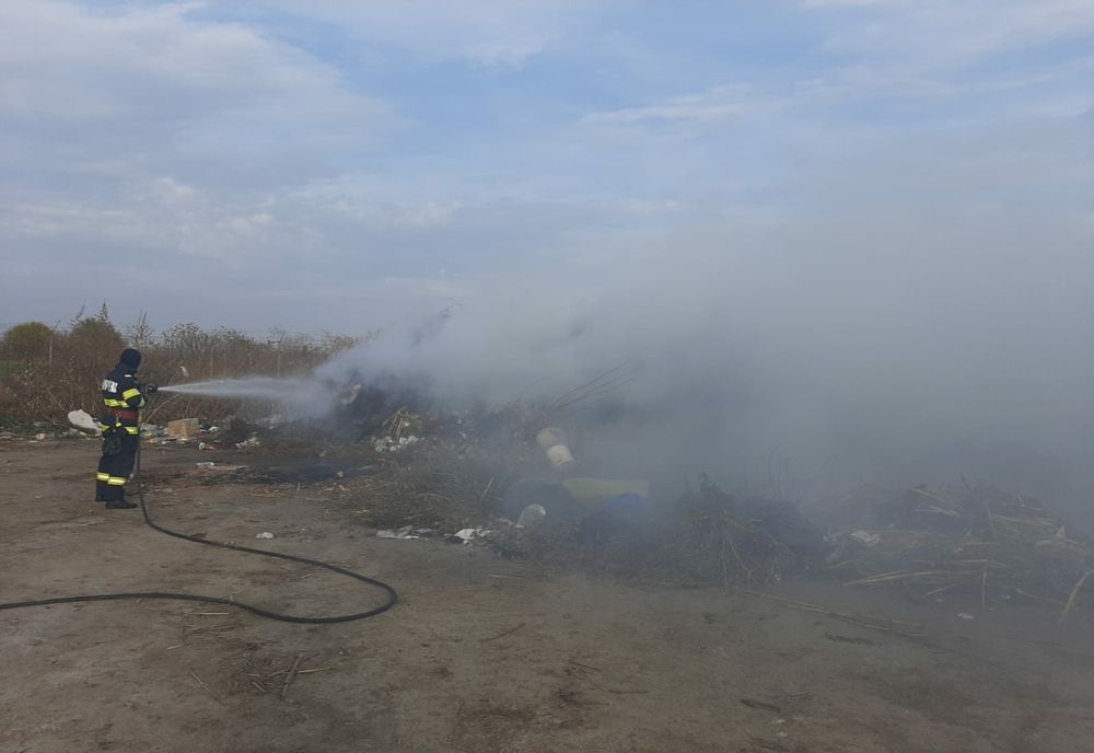 Incendiu puternic la Axintele. Focul a fost pus intenționat