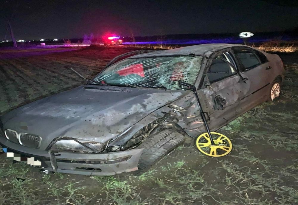 FOTO  Accident grav, mașină răsturnată. Doi copii la spital