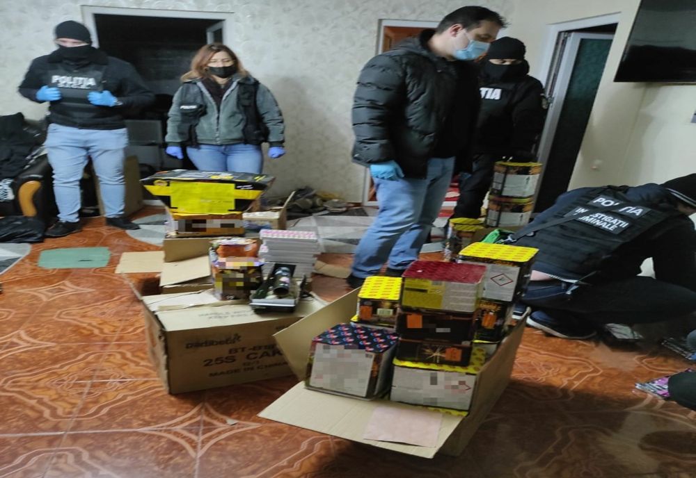 FOTO Percheziții în Ialomița. Peste 200 de kilograme de petarde și artificii confiscate de polițiști