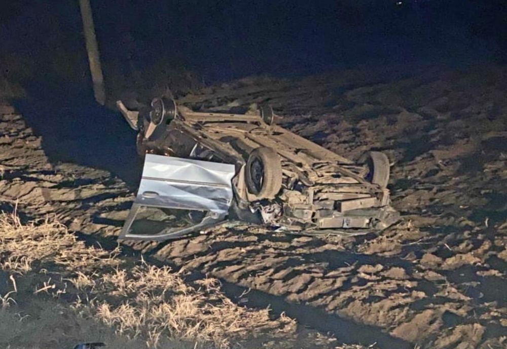 Beat, s-a răsturnat cu mașina pe câmp