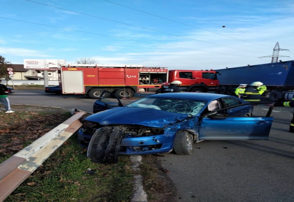 Accident grav între un autoturism și un TIR. O persoană încarcerată