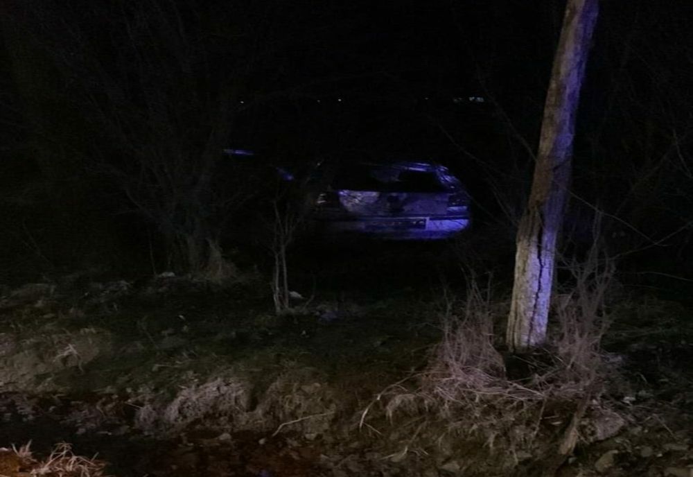 O șoferiță a intrat cu mașina în gard. Un copil de 4 ani și alte două persoane au fost rănite