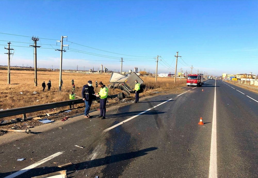 Impact violent pe DN2 între un TIR și o autoutilitară. Două persoane rănite