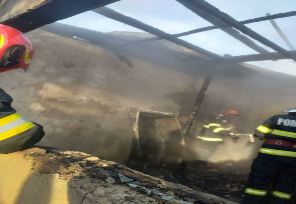 FOTO Casă cuprinsă de flăcări. Un bătrân la spital