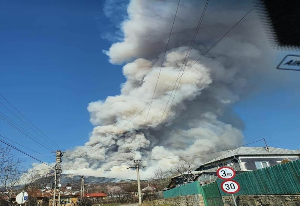 VIDEO: Două avioane Spartan C-27 intervin pentru stingerea incendiului de pe dealul Istrița din județul Buzău 