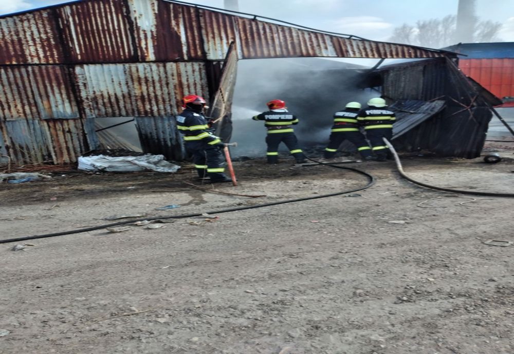 FOTO Incendiu violent la o hală din Slobozia. 1000 de kg de deșeuri mase plastice s-au făcut scrum