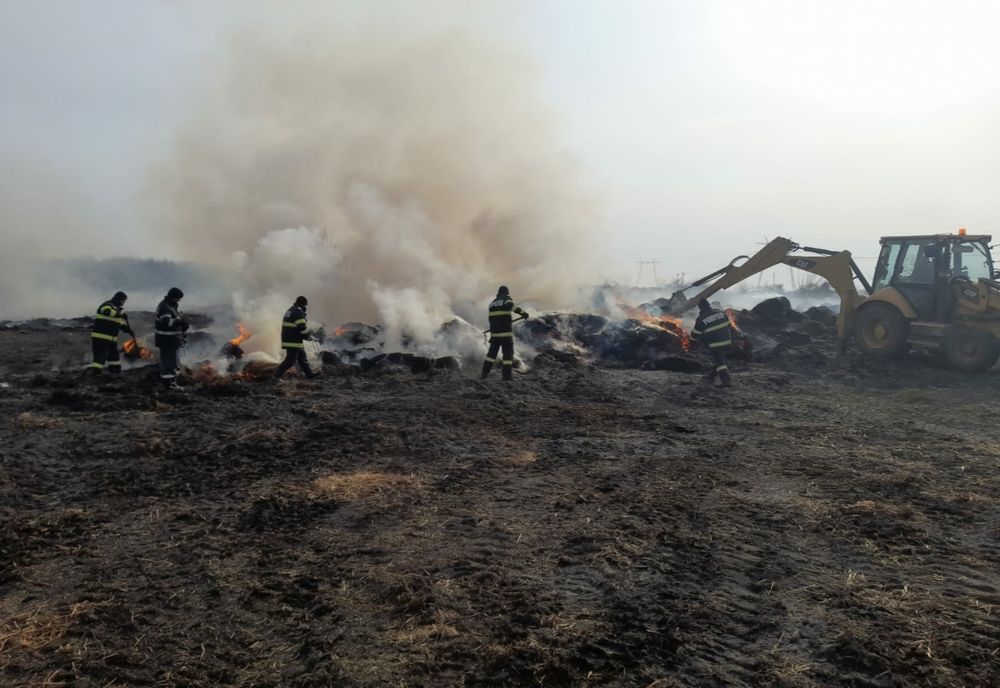 FOTO Incendiul din Horia nu a fost încă stins