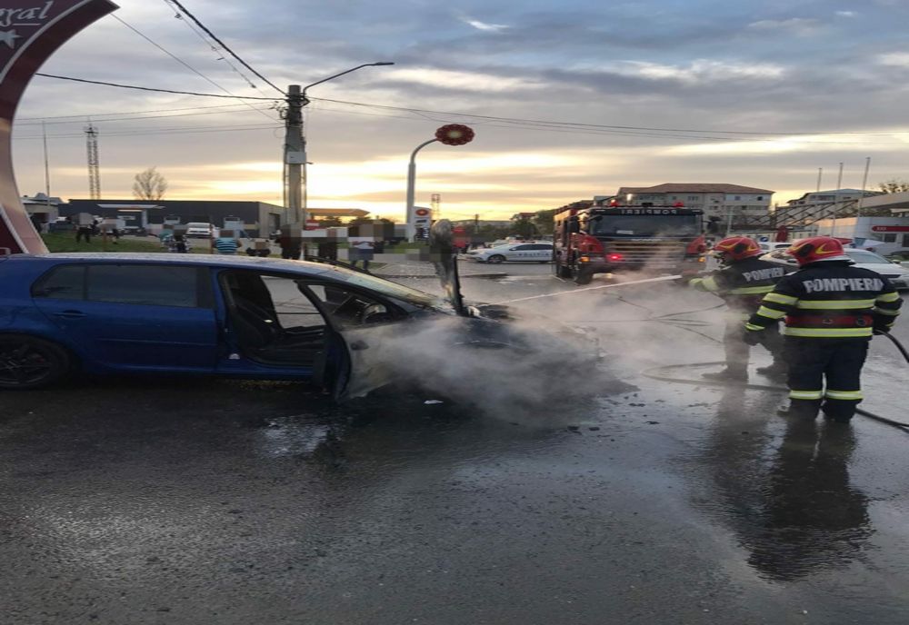 Mașină cuprinsă de flăcări, trecători panicați