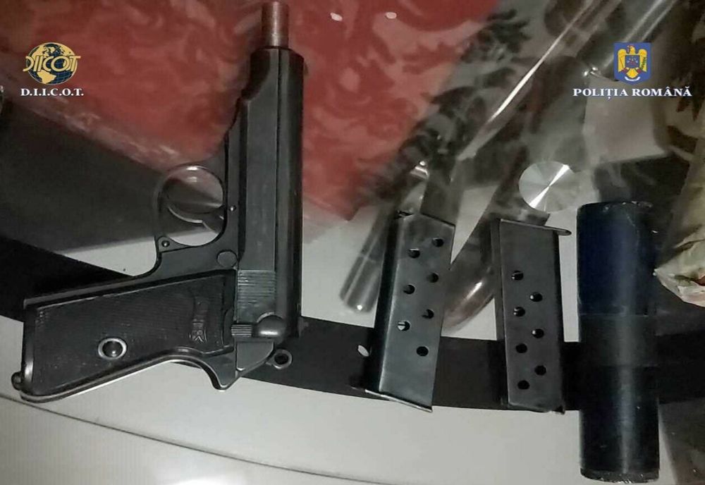 FOTO Descinderi la traficanții de droguri din Ialomița. Ce au găsit polițiștii