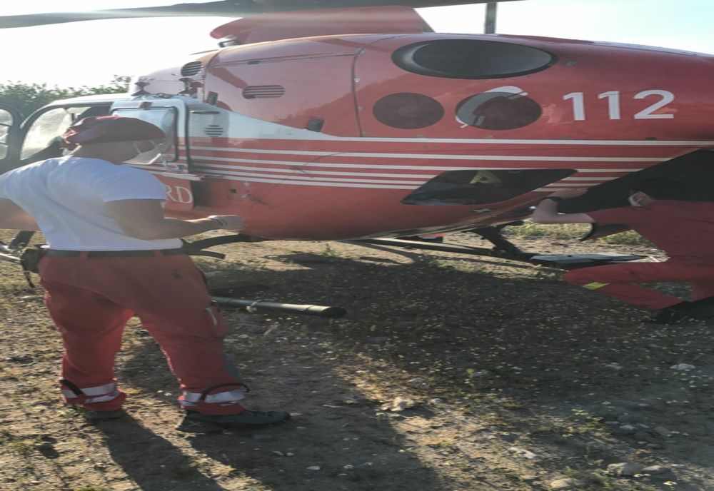 FOTO Un copil de 12 ani s-a urcat pe un vagon  şi s-a electrocutat. A fost transportat la spital cu arsuri grave