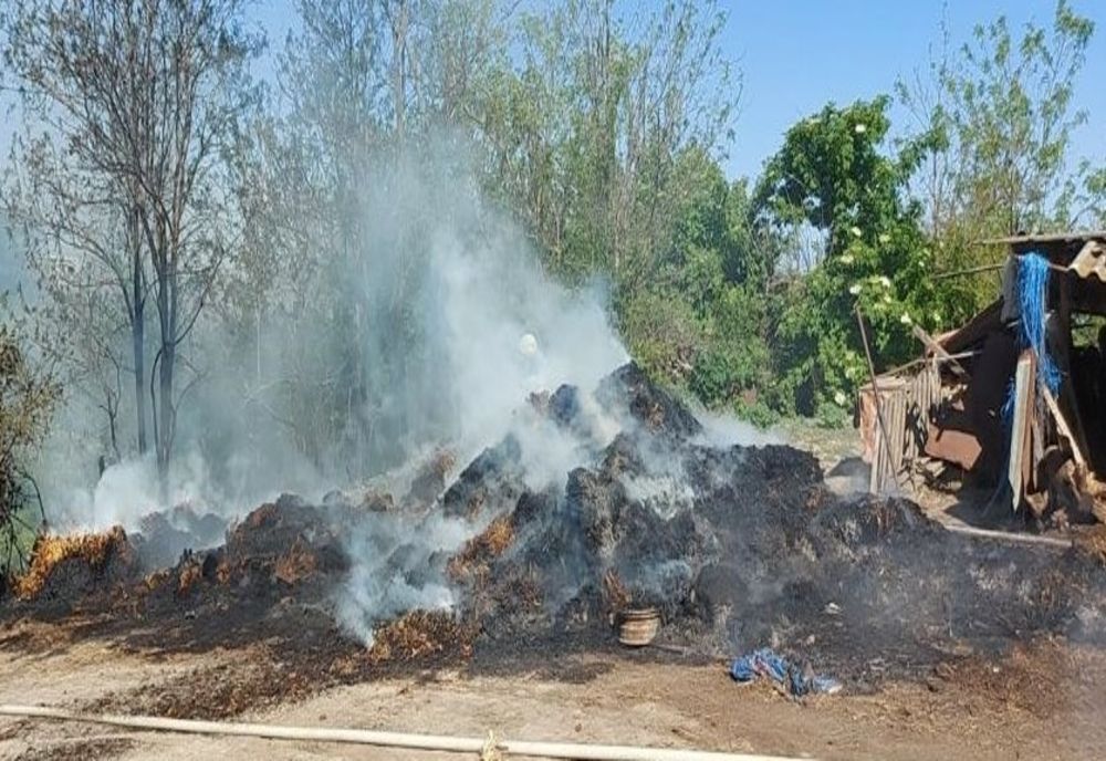 Zeci de baloți de paie făcuți scrum la Ciochina